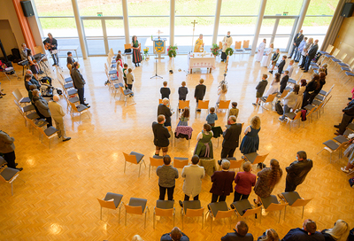 Blick von oben ins Volkshaus, Erstkommunionsmesse