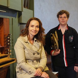 Sabine Windholz, Jonas Reiter sitzen bei der Orgel    