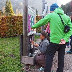 2 Personen bei einer Station eines Lehrweges       