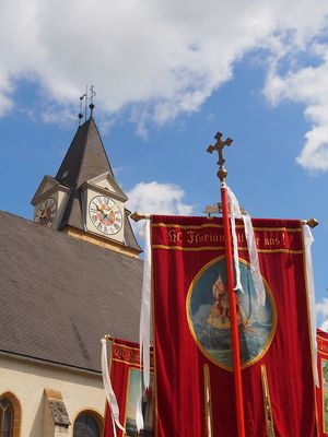 Fahnen vor dem Kirchturm von Langenwang