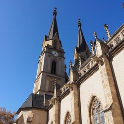 Kirchtürme vom Stift Admont, wolkenloser Himmel     