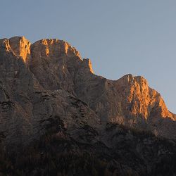 Berggipfel am Abend bei schwacher Sonne  